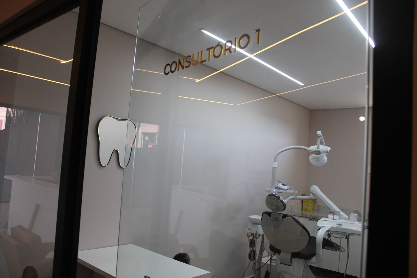 Consultório 1 da Clínica Mahen com detalhes dourados